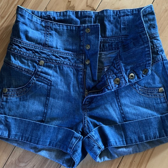 Guess high waisted denim shorts - Picture 2 of 7